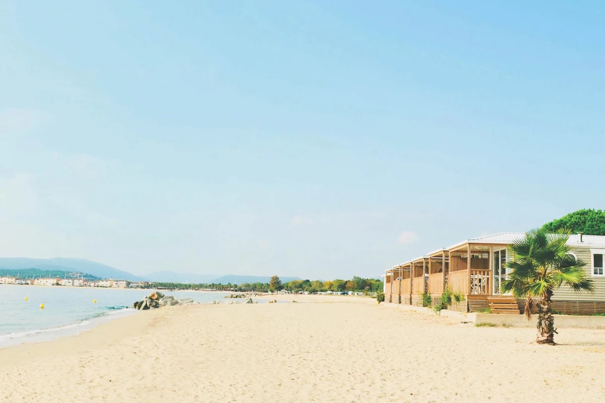 Quartier-premium-bungalows-plage-camping-les-mures